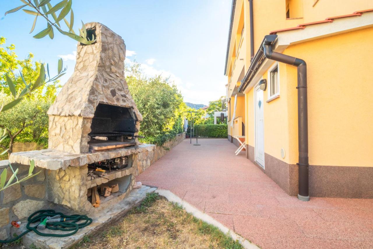 Apartments Dujmovic With Terrace Башка Екстер'єр фото
